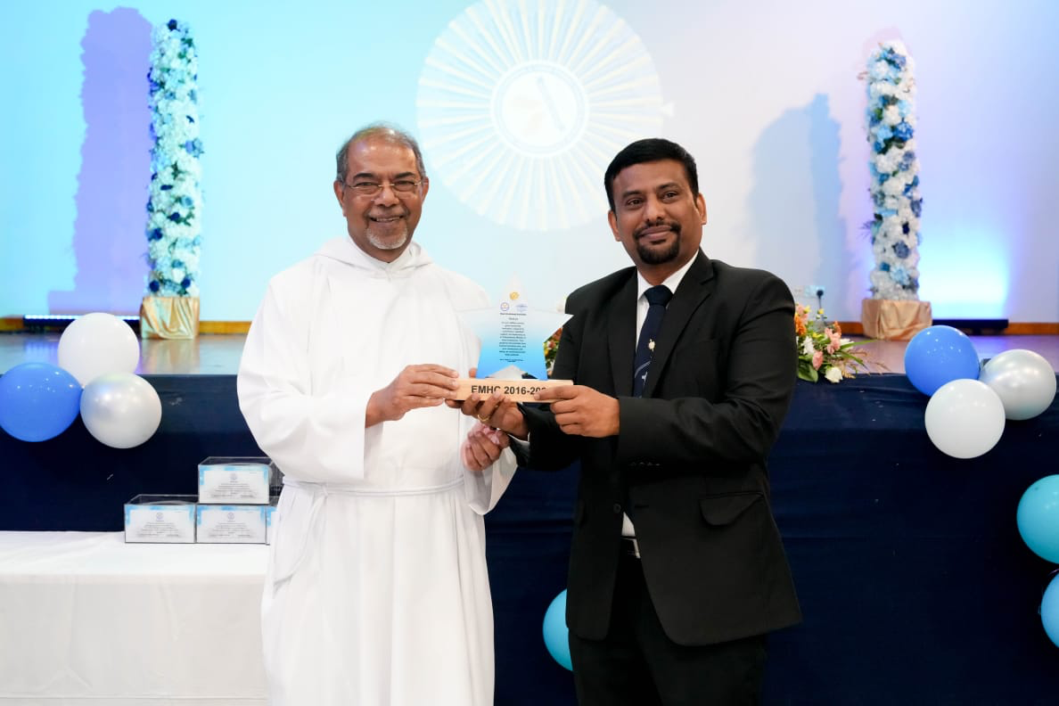 Arockiaraj Arockiam receiving the EMHC appreciation award