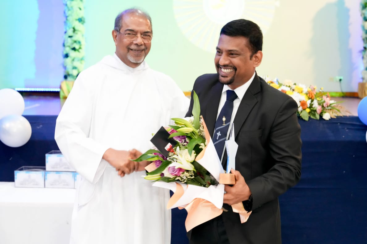 Arockiaraj Arockiam celebrating after receiving his EMHC award