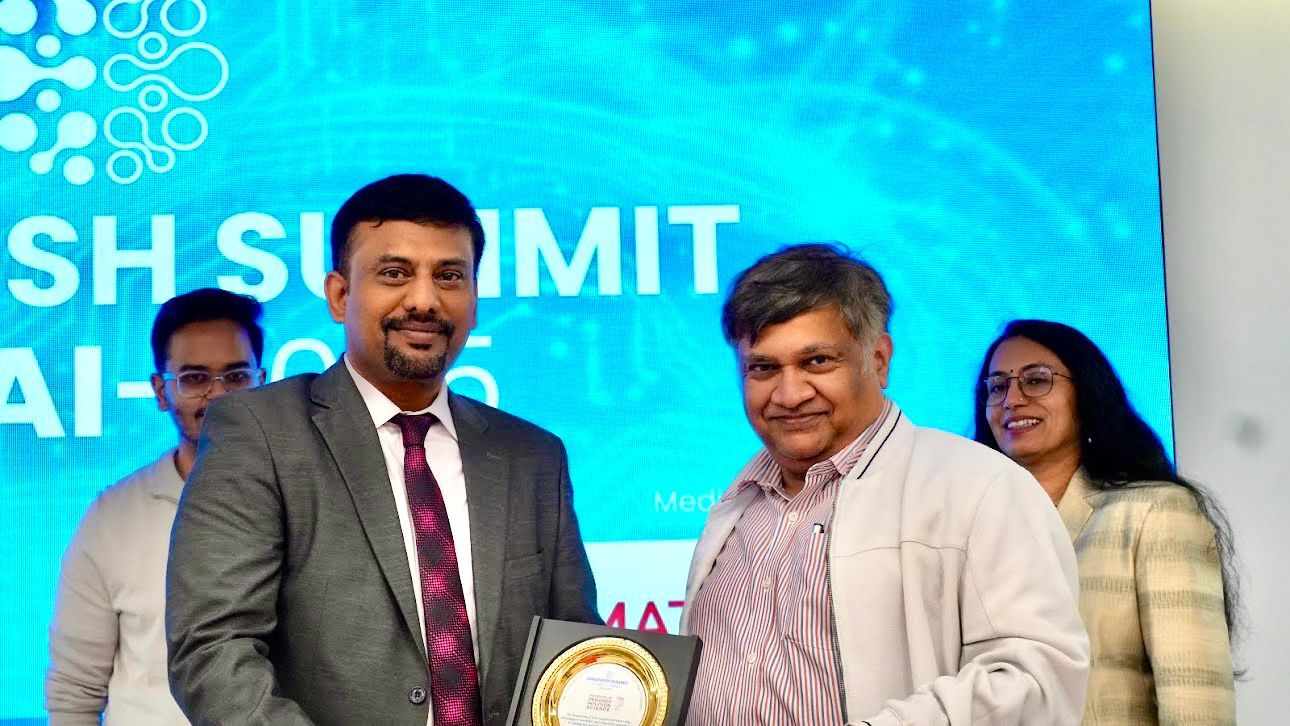 Arockiaraj Arockiam receiving a leadership recognition at an AI summit